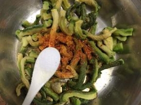 放入盐调味。