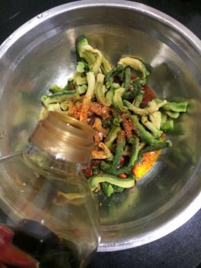 放入味极鲜，再放入少许的白糖，香油。