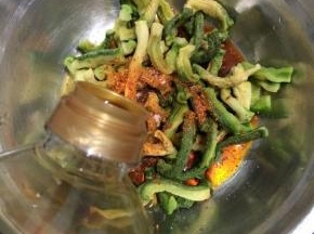 放入味极鲜，再放入少许的白糖，香油。