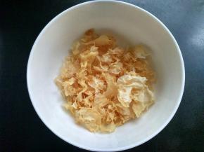 准备好银耳并剪碎。