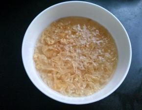 银耳洗净用清水浸泡10分钟。