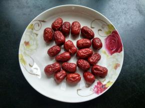 准备好红枣并洗净。