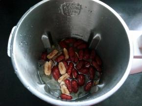 将银耳和红枣放入豆浆机中，并加入清水。