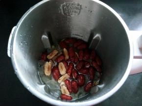 将银耳和红枣放入豆浆机中，并加入清水。