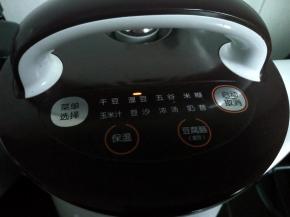 豆浆机插电，按湿豆键，剩下的工作交给豆浆机。