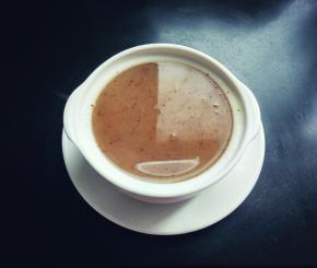 18分钟，豆浆机提示银耳羹煮好，倒入碗中。