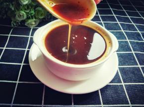 铺上桌布，可以美美的享用了，打碎后的红枣香味特别浓郁，银耳特别幼滑。