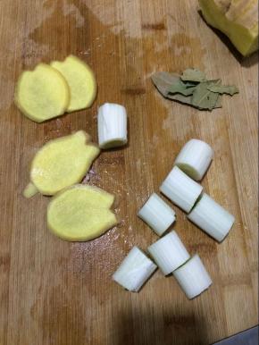 将葱切段，姜切片。