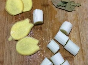 将葱切段，姜切片。