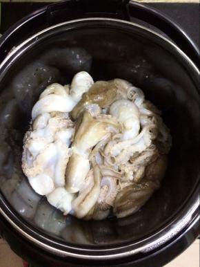 将处理好的八爪鱼放入高压锅锅胆中