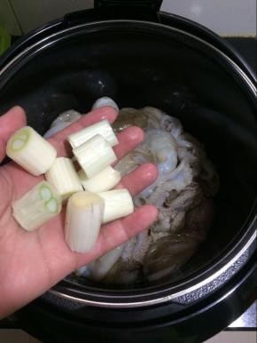放入葱段。
