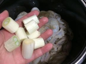 放入葱段。