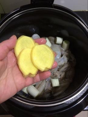 放入姜片。