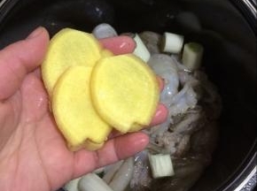 放入姜片。