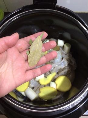 放入香叶。
