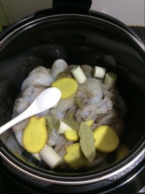 放入适量的盐。