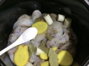 放入适量的盐。