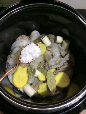 放入白糖提鲜。