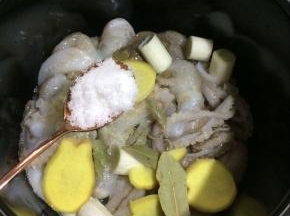 放入白糖提鲜。
