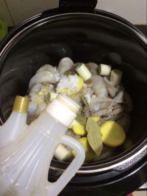 放入适量的醋。