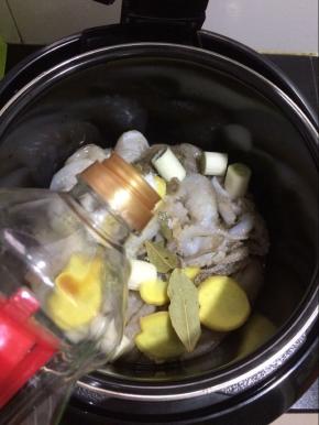 放入生抽，老抽。