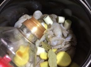 放入生抽，老抽。