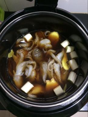 放入适量的水，水不用太多。