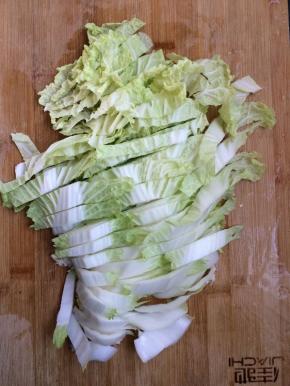 将白菜用水洗一下，切成段，放入料理机搅碎