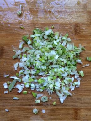 葱切碎。