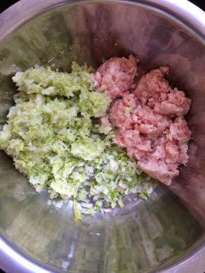 准备一个大点的盆，放入葱，猪肉馅，白菜。