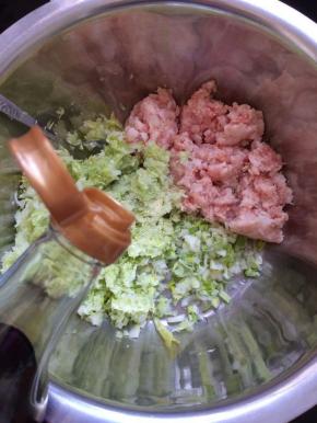 放入生抽，老抽调味。