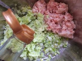 放入生抽，老抽调味。