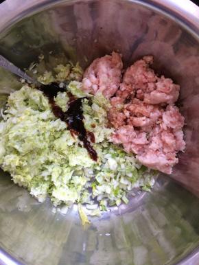 放入少许的耗油提鲜，放入少许的盐，鸡精，花生油