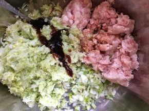 放入少许的耗油提鲜，放入少许的盐，鸡精，花生油