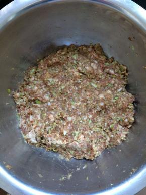 顺着一个方向，搅拌均匀，备用。