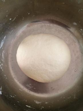 面粉中加入水和成一个面团，盖上保鲜膜静置20分钟