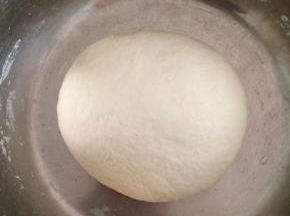 面粉中加入水和成一个面团，盖上保鲜膜静置20分钟