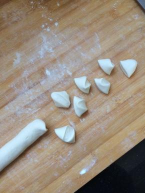 取出面团，揉匀，揉成长条，分割成小份。