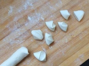 取出面团，揉匀，揉成长条，分割成小份。