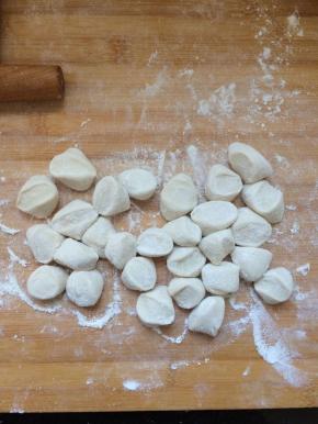 撒一些干面粉，防粘。