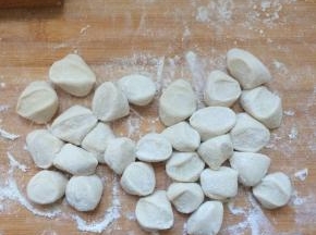 撒一些干面粉，防粘。