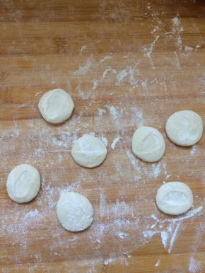 用手掌逐个按扁。