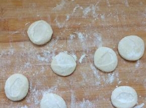 用手掌逐个按扁。