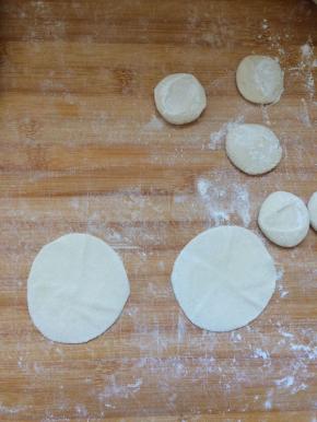 在用擀面杖擀成剂子，