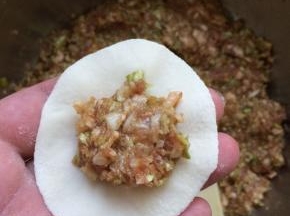 包入调好的馅。