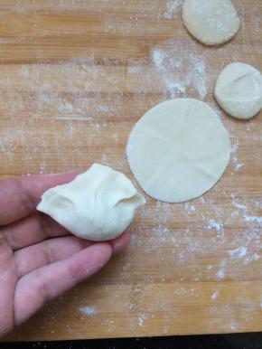 对折，捏紧，即可，依次包好。