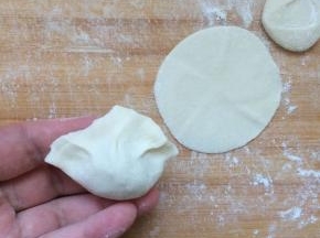 对折，捏紧，即可，依次包好。