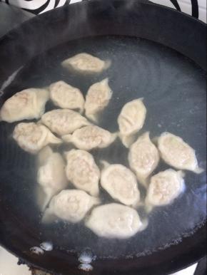 锅中放入水，烧开，放入包好的饺子，煮3开即可。