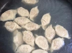 锅中放入水，烧开，放入包好的饺子，煮3开即可。