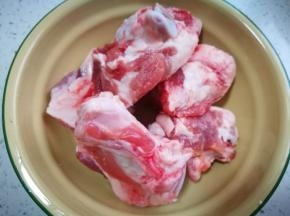 蹄膀骨头洗净，依据个人锅的大小来决定份量。
